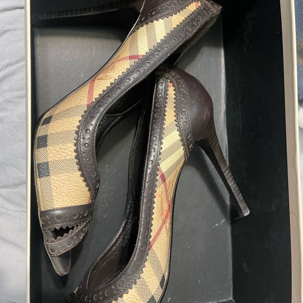 Burberry Brown Tan Heels Classic Pump Design